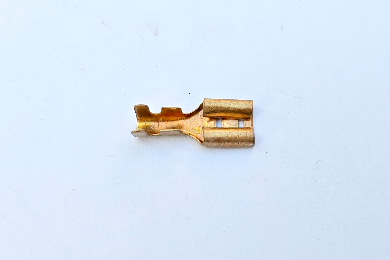 Terminales tipo pellizco para cableado eléctrico